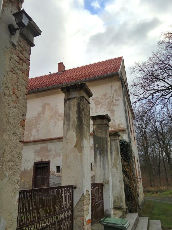 Pałac w Milinie - filary od strony zachodniej