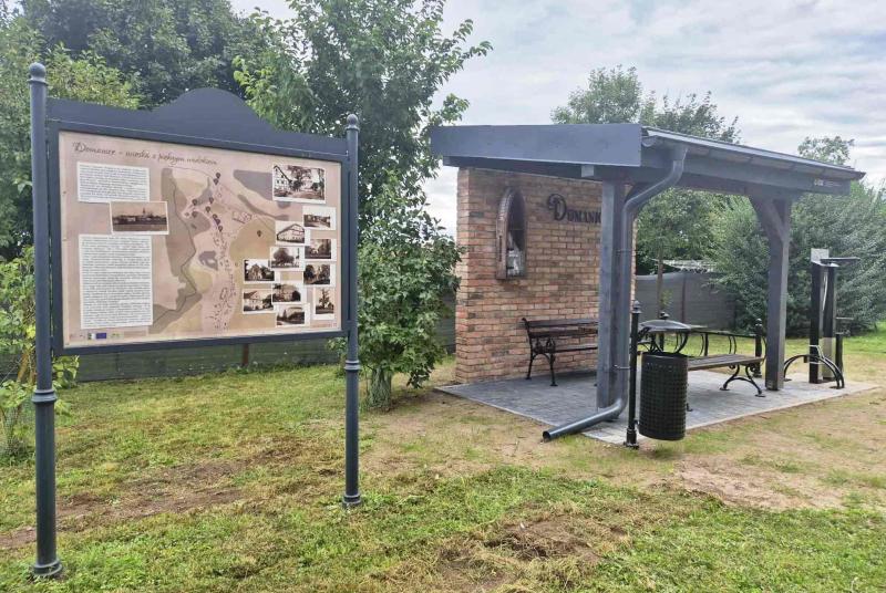 Przystanek turystyczny w Domanicach 2025 tablica