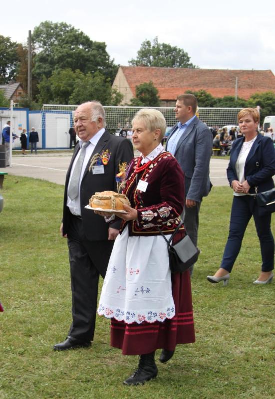 Dożynki gminne w Mietkowie 2017 starostowie dożynek