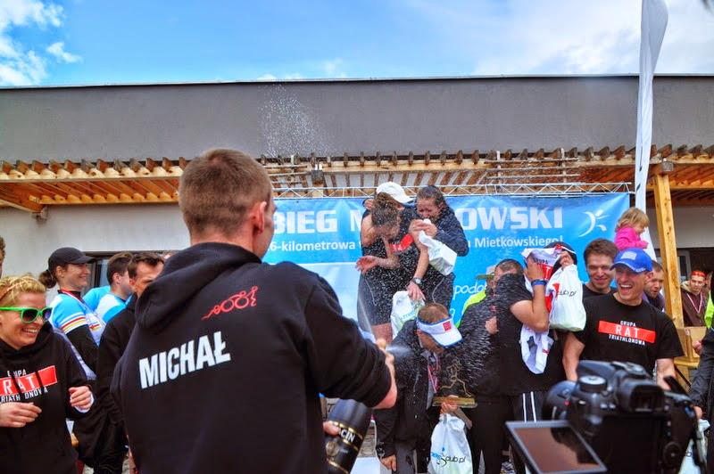 Bieg Mietkowski 2014 polewanie szampanem