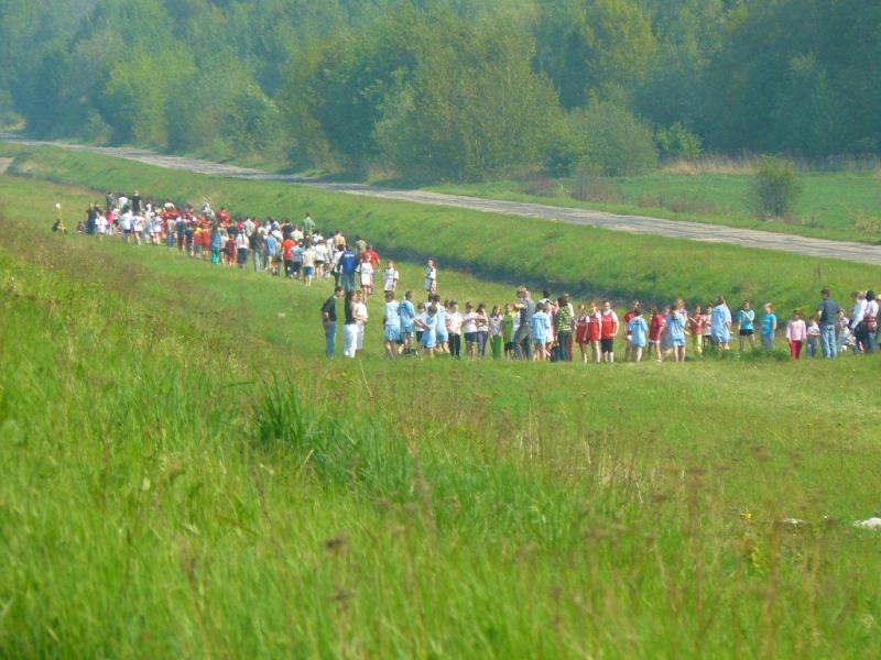 Otwarte biegi przełajowe nad Zalewem Mietkowskim 2011 start obok zapory