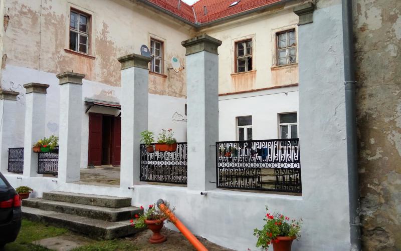 Pałac w Milinie - filary po odbudowie 2017