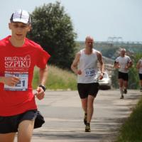 Bieg Mietkowski 2013 biegacze na trasie